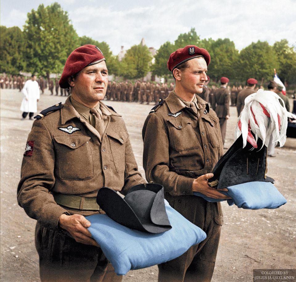 Шляпы Наполеона (слева) и Велингтона на церемонии передачи французским полкам британского спецназа SAS, которые вместе сражались во Второй мировой войне, 2 октября 1945 г.