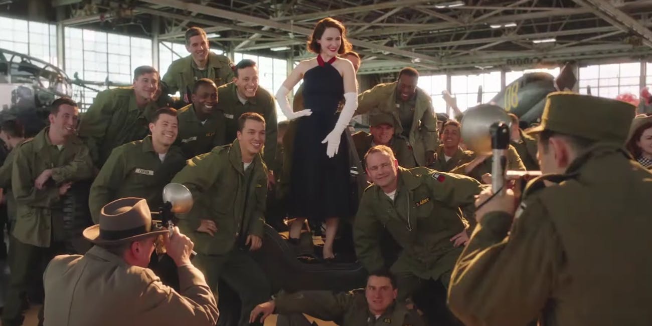 Мириам Мейзел выступает среди американских военных, 1950-е гг. Кадр из сериала Удивительная миссис Мейзел.