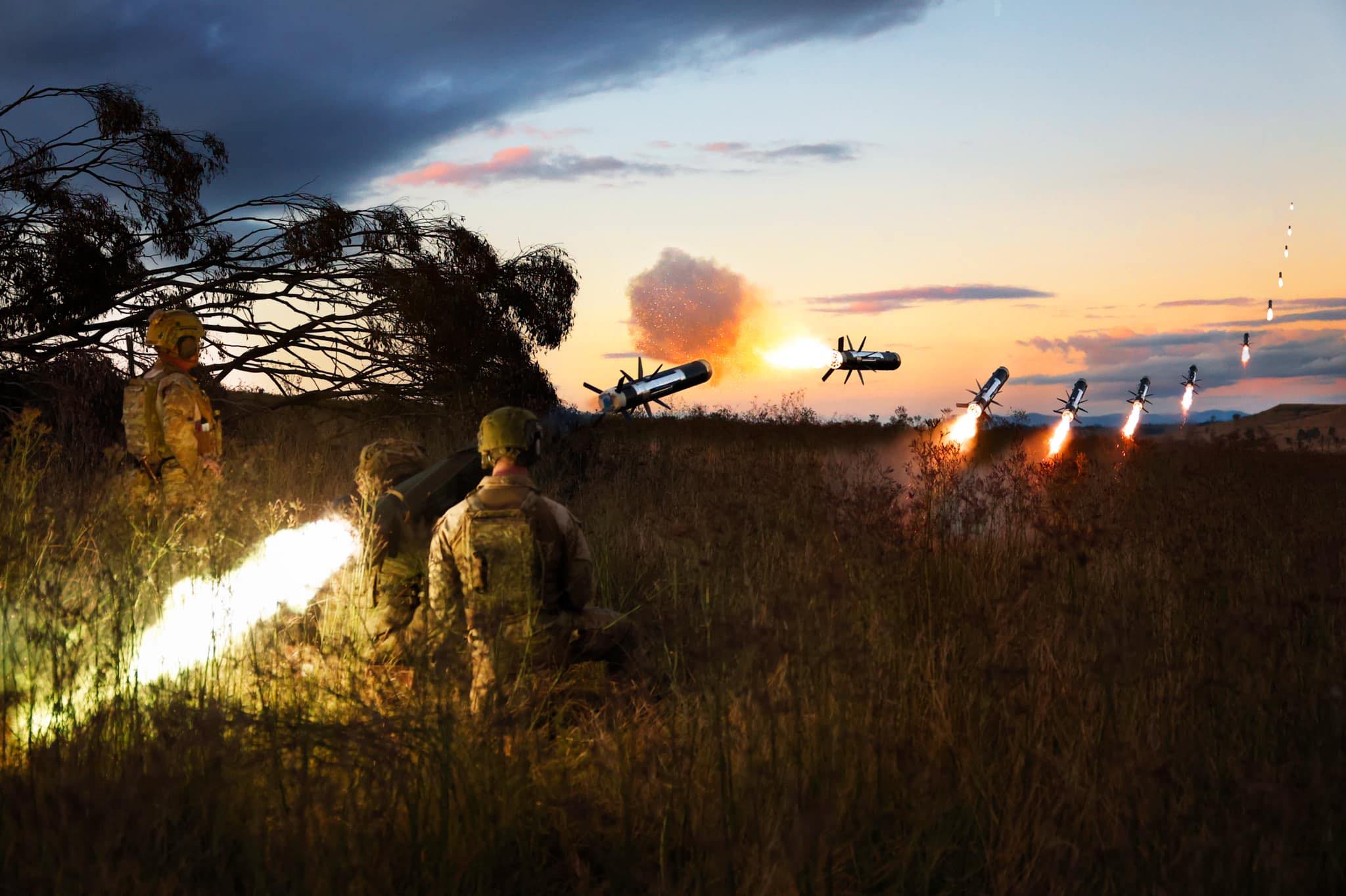 Фото с большой выдержкой, на котором австралийские солдаты совершают выстрел из FGM-148 Javelin, июнь 2022 г.