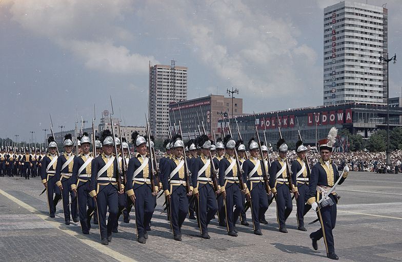 Отряд в униформе наполеоновского периода на военном параде в Варшаве, Польша, 1966 г.