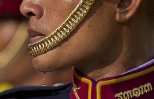 Лицо солдата, который ожидает прибытия короля Махи Вачиралонгкорна, Бангкок, Тайланд.jpg