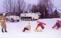 Пакистанский миротворец катает детей в рождество. Район города Тузла. Босния. 25 декабря 1994 г. Распад Югославии..jpg