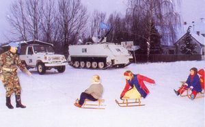 Пакистанский миротворец катает детей в рождество. Район города Тузла. Босния. 25 декабря 1994 г. Распад Югославии..jpg