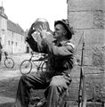 Канадский сержант С. Ортон из Горной Легкой Пехоты Канады наслаждается местным сидром. Франция 20 июня 1944 г..jpg
