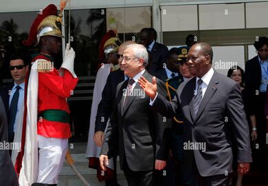 Le-president-libanais-michel-suleiman-c-marche-avec-son-homologue-ivoirien-alassane-ouattara-a-l-aeroport-international-felix-houphouet-boigny-a-abidjan-le-14-mars-2013.jpg