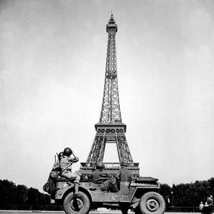 Солдаты 4-й пехотной дивизии США фотографируют Эйфелеву башню в Париже после его освобождения. Франция. ВМВ. 25 августа 1944 г..jpg