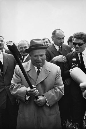 Никита Хрущёв с топором лесоруба. Моурс, Франция, 1960.jpg