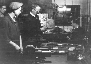 Оружейники варшавских повстанцев за изготовлением 9-мм пистолетов-пулеметов «Блыскавица» Варшава август 1944.jpg