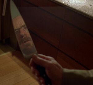 Уолтер уайт держит кухонный нож густаво.jpg
