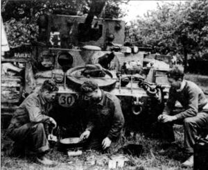 На фото один из экипажей полка за приготовлением пищи. Нормандия, 1944 год.jpg