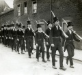Компания парней из Итонского колледжа тренируются перед присоединением к армии, 1915 г.jpg