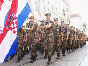 800px-Hrvatska vojska odlučnim korakom stupa.jpg