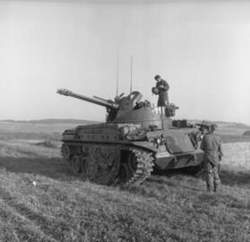 Bundesarchiv B 145, Manöver Heer, Flak-Panzer M-42.jpg
