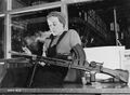 Вероника Фостер, известная как The Bren Gun Girl, позирует с готовым оружием Брен на заводе John Inglis & Co. Канада. 1941 ..jpg