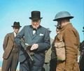 Черчилль с пистолет-пулеметом в руках инспектирует береговую оборону. Июль 1940.jpg