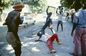 Гаитянские вилиганты захватывают тонтон-макута, 1987 год 3.jpg