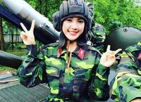Девушка-механик-водитель БМП-1 вьетнамской армии..jpg