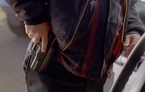 Хэнк достает пистолет из кобуры 6 серия 3 сезона.jpg