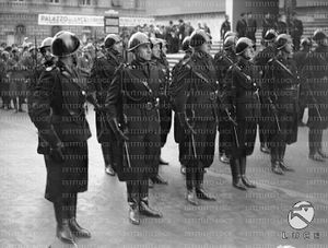 Moschettieri del duce attendono di montare la guardia alla Mostra della rivoluzione fascista in occasione delle manifestazioni svoltesi per la sua chiusura 28.10.1934 2.jpg
