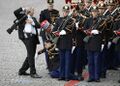 Солдат Республиканской гвардии не выдержала парада в честь Дня взятия Бастилии в Париже, 14 июля 2007 года..jpg