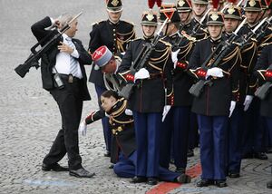 Солдат Республиканской гвардии не выдержала парада в честь Дня взятия Бастилии в Париже, 14 июля 2007 года..jpg