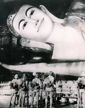 Японские солдаты смотрят на лежащего Будду, Бирма, 1942 г..jpg