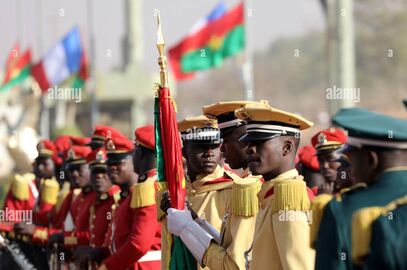 La garde d'honneur du Burkina Faso se réunit avant une cérémonie d'accueil du Président français au Palais présidentiel de Ouagadougou, Burkina Faso, le 28 novembre 2017.jpg