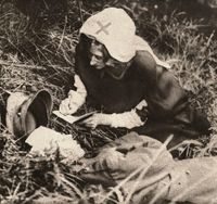 Медсестра Красного Креста записывает последние слова британского солдата. Ок. 1917 г.jpg