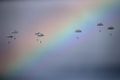 Российские десантники прыгают мимо радуги с транспортного самолета Ил-76 во время совместных сербско-российских военных учений.jpg