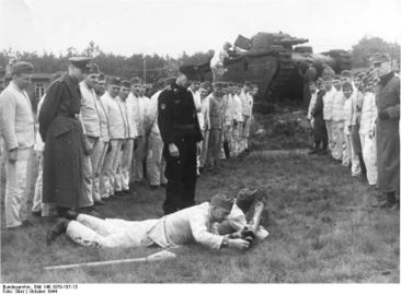 Bundesarchiv Bild 146-1979-107-13, Volkssturm, Übung mit Panzerschreck.jpg