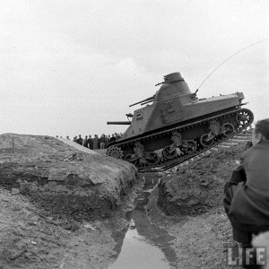 Американский средний танк М3 демонстрирует свои возможности в ходе показа техники на Абердинском полигоне. 1941г..jpg