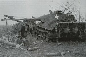 Танк 2-11 был захвачен 129-м артиллерийским батальоном 15 декабря..jpg