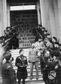 Mussolini sulla scala di accesso alla Galleria d'arte moderna 23.09.1937.jpg