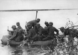 Немецкие солдаты начинают переправу через Днепр на большой надувной лодке (нем. Gross Flosssaecke). 1941 г..jpg