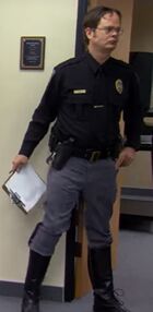 Дуайт в униформе помощника шерифа 2.jpg