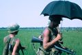 Американский военный с зонтиком, Вьетнам. 1970 г.jpg