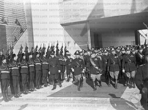 Mussolini, accompagnato dal federale Gazzotti, da gerarchi e personalità, lascia la sede della mostra Torino e l'Autarchia 14.05.1939.jpg