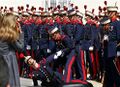 Солдат Почетного караула потерял сознание в Мадриде, 30 марта 2011.jpg