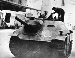 Польские повстанцы на броне захваченного немецкого истребителя танков Jagdpanzer 38(t) «Hetzer» во дворе центрального почтамта Варшавы..jpg