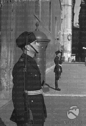 Подразделение мушкетёров дуче в карауле у дворец Венеции 26-28-е октября 1941 8.jpg