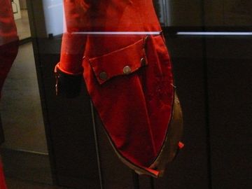 Regiment curten 1786 les invalides habit arriere poches retroussis.jpg