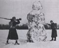 Нацгвардейцы из 174 пехотного полка упражняются в штыковой атаке на снеговике, 1930-е гг.jpg