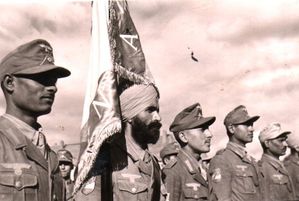 Бойцы Легиона «Свободная Индия» с флагом легиона.jpg