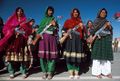 Вооруженные автоматами Калашникова афганские женщины в традиционных костюмах празднуют годовщину Апрельской революции.jpg
