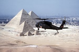 UH-60 Black Hawk на фоне пирамид Гиза, 1983 г..jpeg