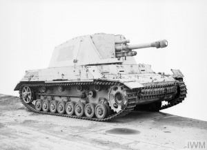 Leichte PzH18 40 2 auf Geschützwagen III IV (Sf) - IWM (STT 9671).jpg