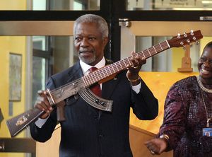 Генсек ООН Кофи Аннан демонстрирует гитару, сделанную из АК, Вена, Австрия, 11 сентября 2007 г..jpg