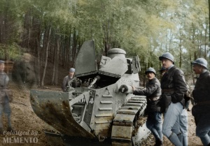 Французские танкисты и их Renault FT в тренировочном лагере. Июль 1917 года..jpg