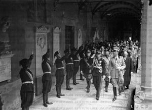 Umberto e Paolo di Jugoslavia passano in rivista i moschettieri del duce nel chiostro di Santa Croce, seguiti da un folto gruppo di personalità 13 - 15.05.1939.jpg