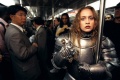 Певица Фиона Эппл в образе Жанны д'Арк в Нью-Йоркском метрополитене. Фотография Джо Макнолли..jpg